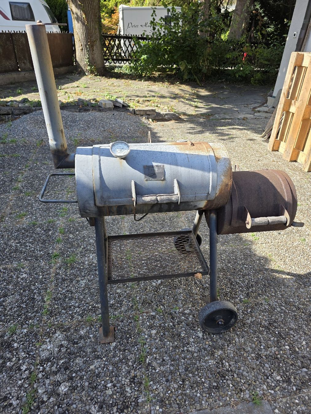 Grills: Smoker Grillwagen BBQ mit Thermometer gebraucht – Gebraucht aus Thun von miervier