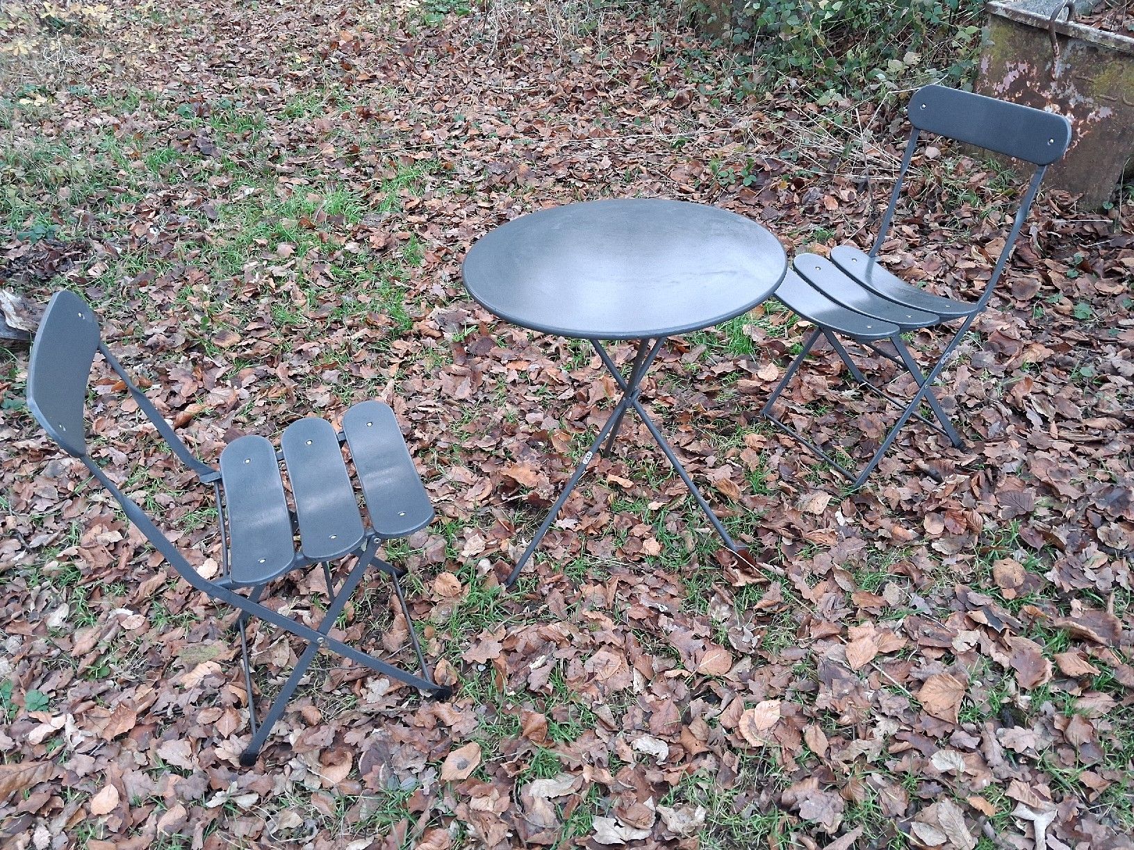 Set de table et chaises: Tisch mit 2 Stühlen – D'occasion à Birmenstorf AG par sellschdiguethebe