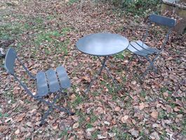 Tisch mit 2 Stühlen