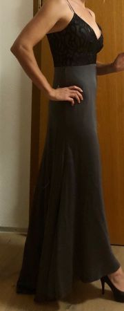 Langes Abendkleid mit schwarzer Spitze