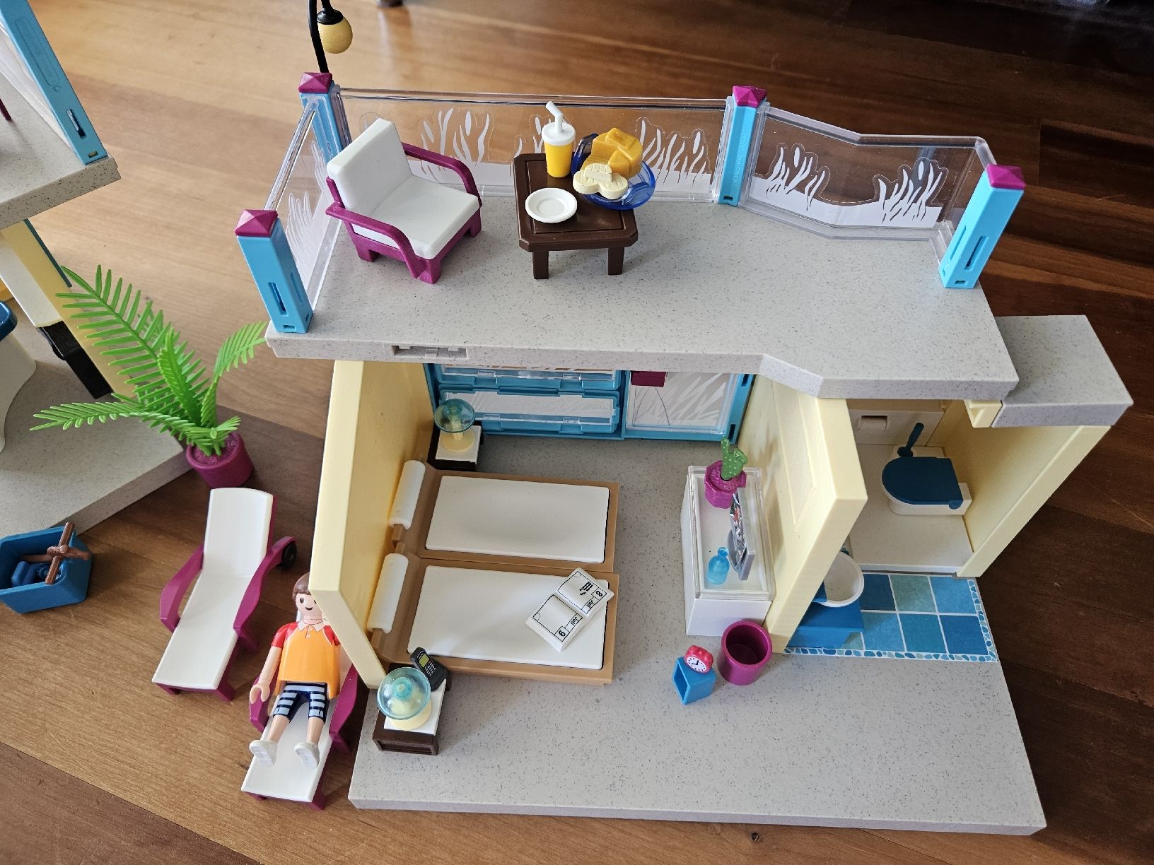 Playmobil Spielzeuge: Beach Hotel Playmobil – Gebraucht aus Hünenberg See von mar_dpm2 1