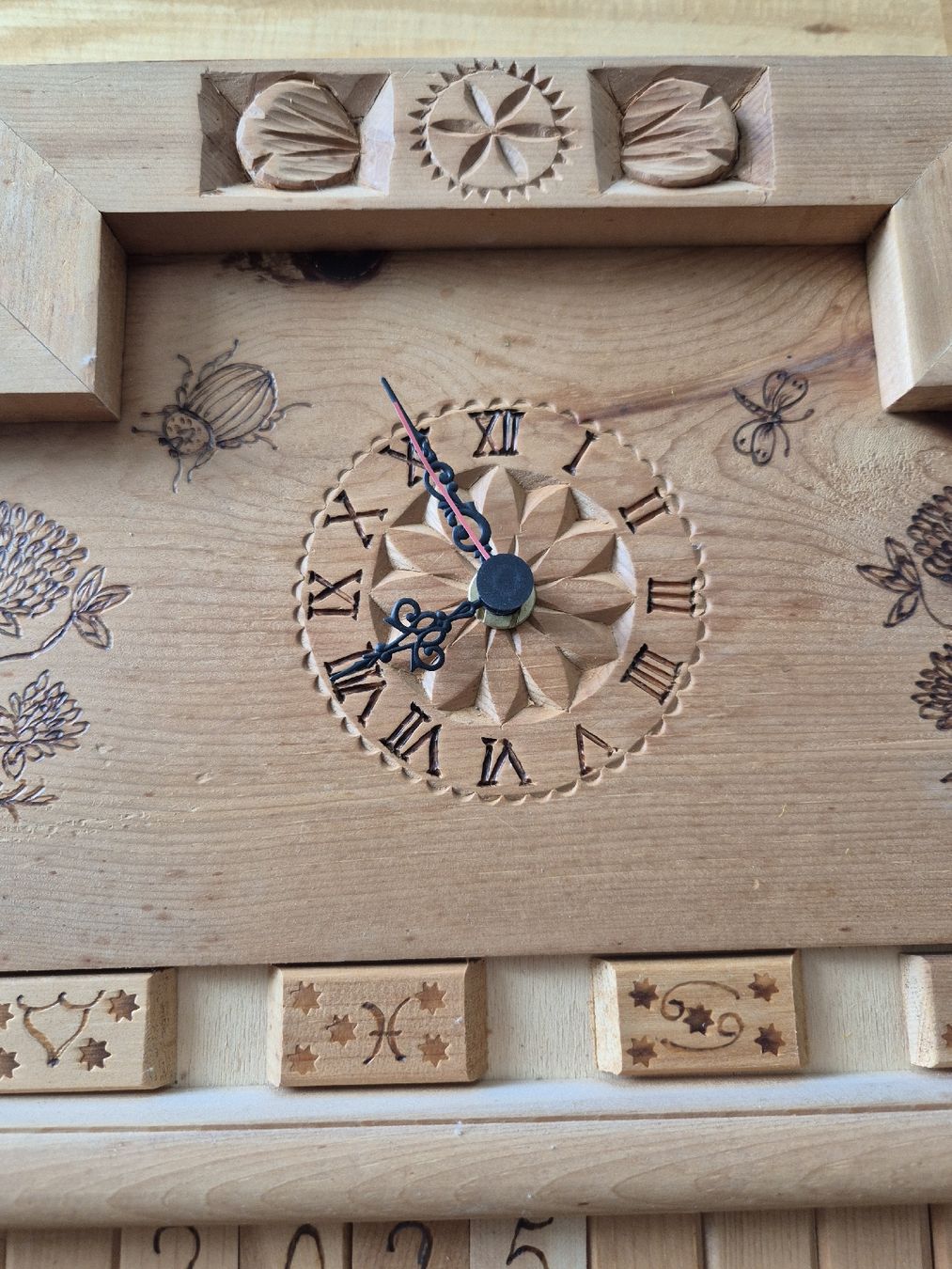 Orologi: Uhr mit Jahr Monat, Tag, geschnitzt – Usato da Vilters venduto da Fleiflomi 1
