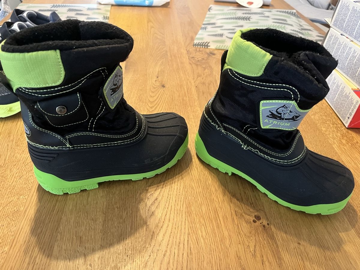 Scarpe per ragazzi: Warme Winterstiefel, Grösse 31, gebraucht – Usato da Münchenstein venduto da pricehouse