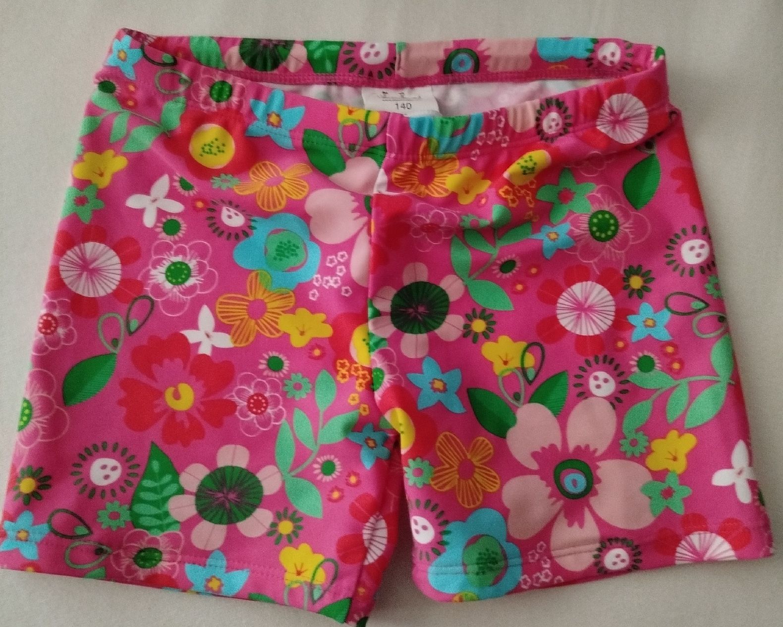 Badekleider & Bikinis: Mädchen Badehose pink Grösse 140 mit Blumenmuster – Neu und originalverpackt aus Meiringen von apl76