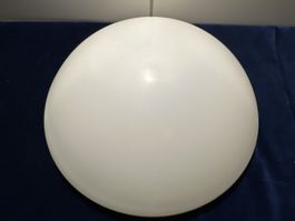 Weisse Deckenlampe aus Glas, Durchmesser 27 cm, leichte Absp
