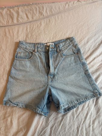 Shorts aus Jeansstoff von ZARA, Grösse 38 (super Zustand!)