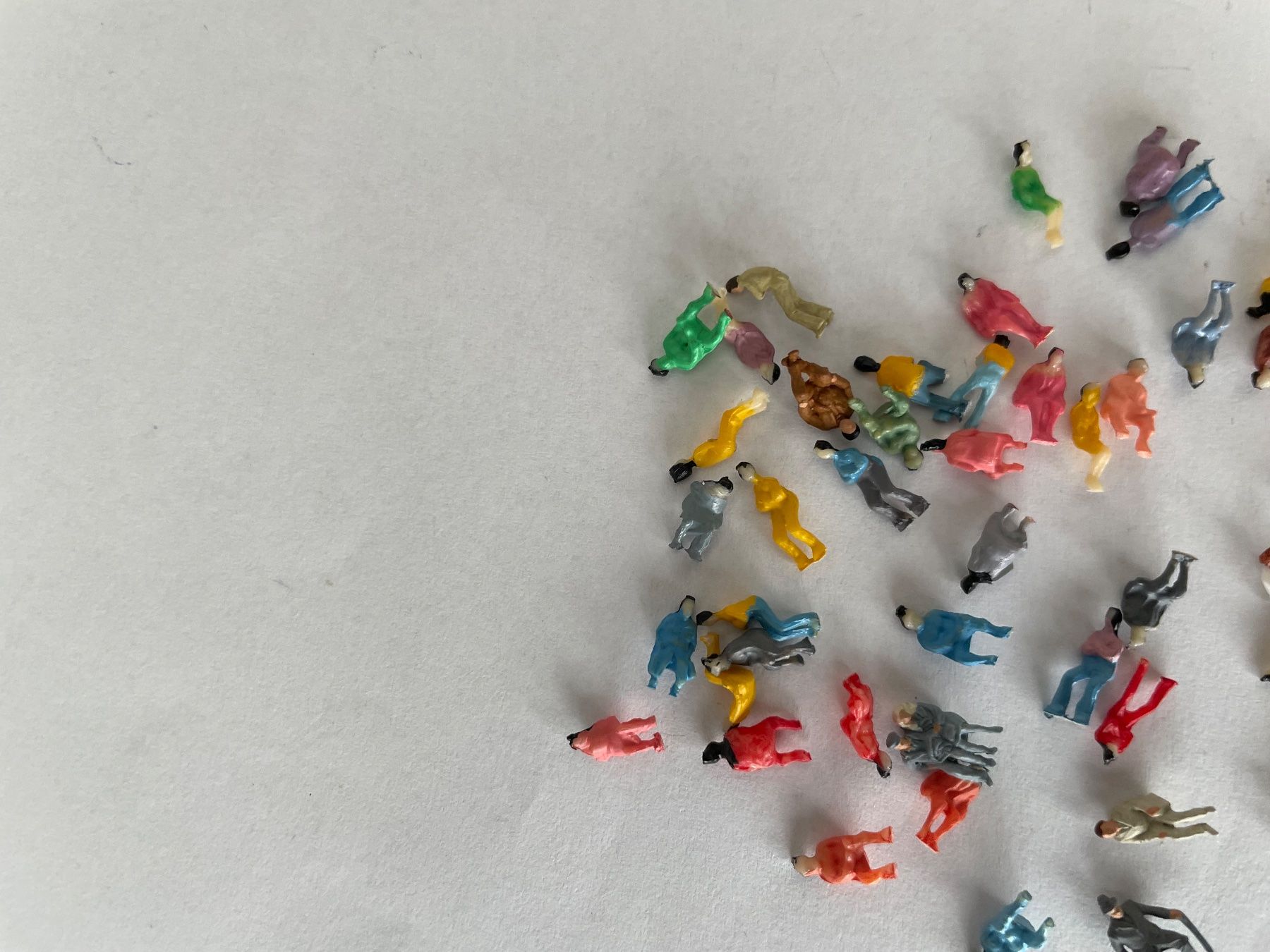 Modelleisenbahnen: Versuch. Figuren Spur N 50 Sitzend 50 Stehend – Gebraucht aus Rorschach von Karotten 2