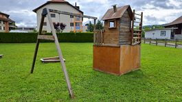 Cabane et balançoire pour enfants