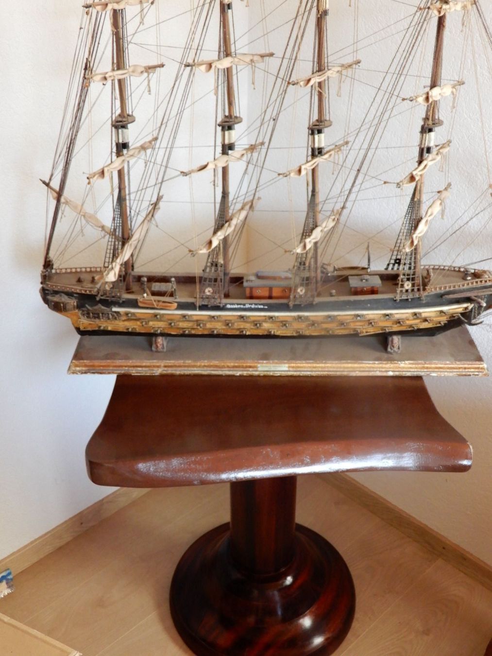 Tavoli: Alter Bootstisch und 4 Mastsegler mit Kanonen – Usato da Senèdes venduto da Mutzli52