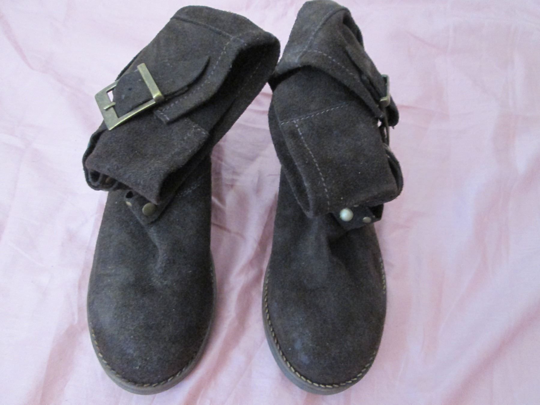 Scarpe da donna: Wildleder Boots – Nuovo (secondo la descrizione) da Neuchâtel venduto da Dualseele 3
