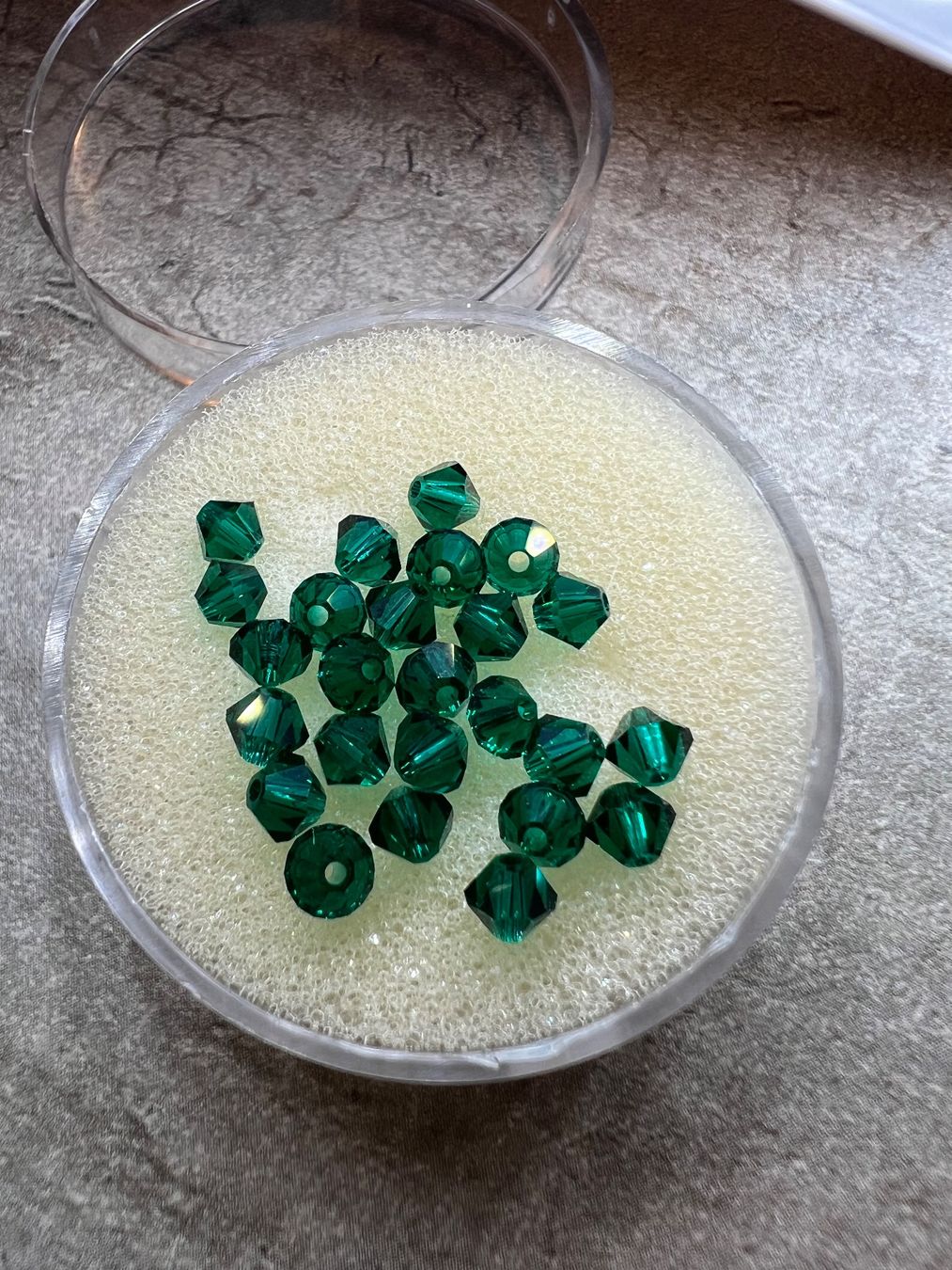 Perles (synthétiques): Swarovski Perlen 4mm – Neuf avec emballage d'origine à Stein AG par Anastasia_Asya