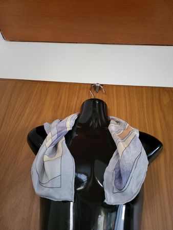 Beau foulard soie  vintage aux motifs géométriques, parfait!