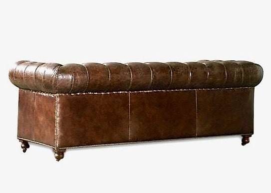 Divani: Chesterfield-Sofa aus vollnarbigem Leder 2-Sitzer – Nuovo e nell'imballaggio originale da Cressier FR venduto da Cazadeco 1
