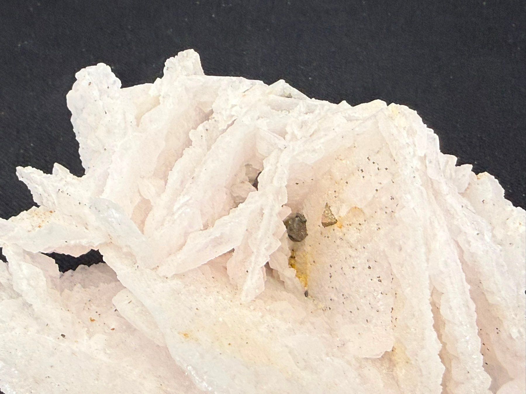 Minerali & Pietre curative: Calcit var. Manganoan (UV-Pink) – Usato da Schinznach Bad venduto da Demerald 4