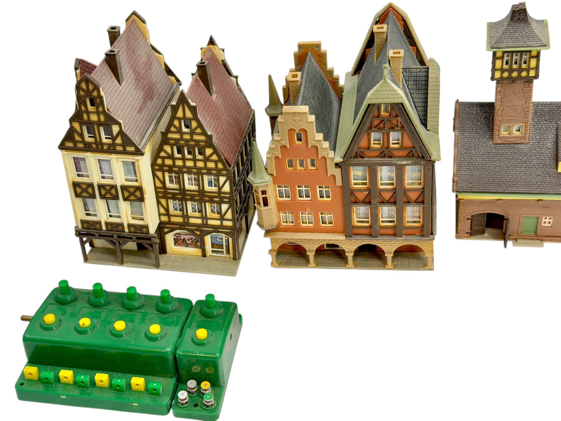 Kibri Modellini di ferrovie: Lot de 11 bâtiments miniatures pour circuits de train – Usato da Morges venduto da vintiques 1