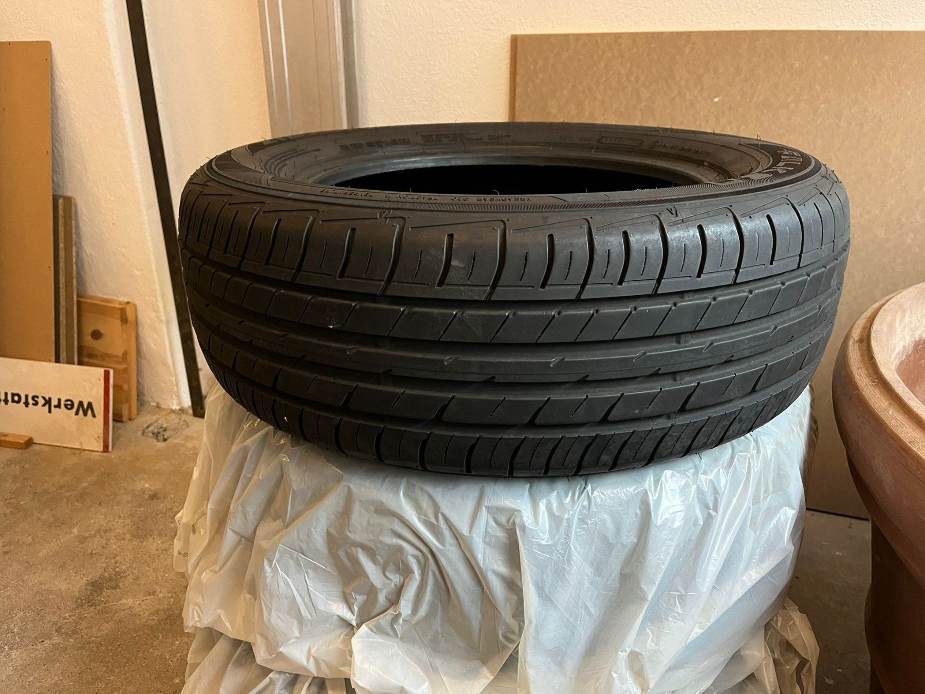 Volkswagen Pneumatici & Ruote complete: Sommerpneu VW Passat B8 Kombi – Usato da Bülach venduto da LU213 2