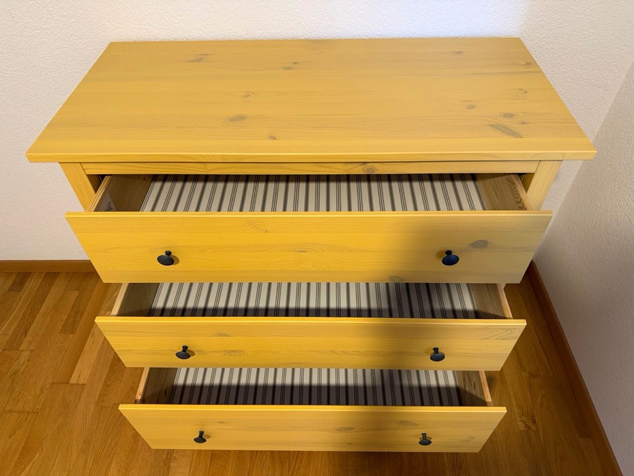 Ikea Cassettiere: Kommode IKEA HEMNES 108x50x96cm – Usato da Bern venduto da ZigaD 2