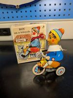 KOVAP Retro Blechspielzeug «Junge auf Dreirad»  NEU & OVP