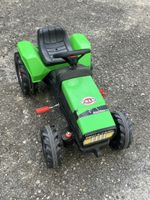 Tracteur à pédales , enfant