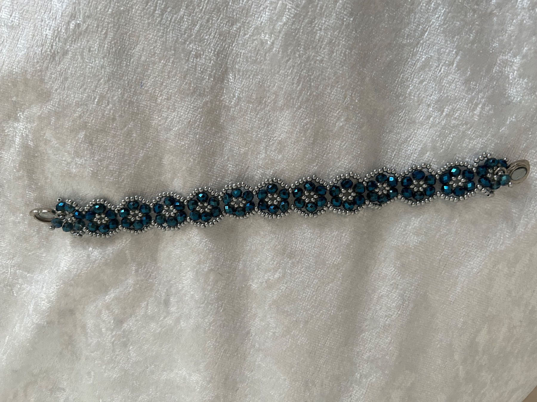 Bracciali & Braccialetti: Handgemachtes Armband mit blauem Perlenmuster – Nuovo (secondo la descrizione) da Ettiswil venduto da nat_9vgc