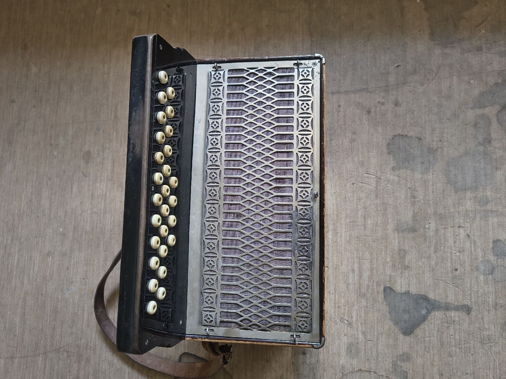 Strumenti musicali: Accordéon Amati – Usato da La Chaux-de-Fonds venduto da ZahidC 1