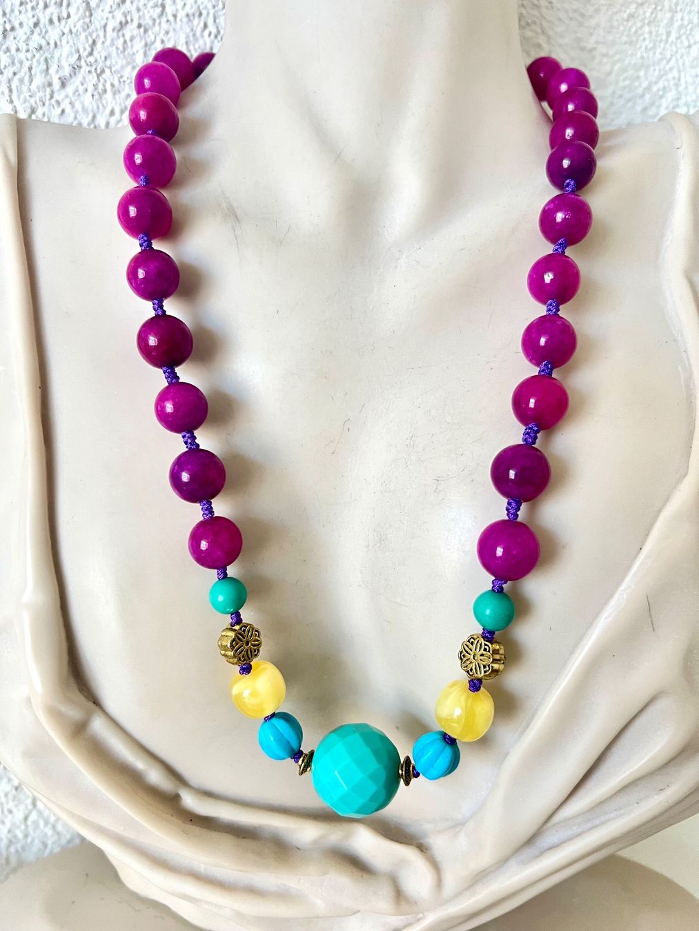 Catenine: Farbenfrohe Boho-Kette mit Pink Jade, Howlith & Fluorit 56cm – Usato da Ruswil venduto da artbyhand 1