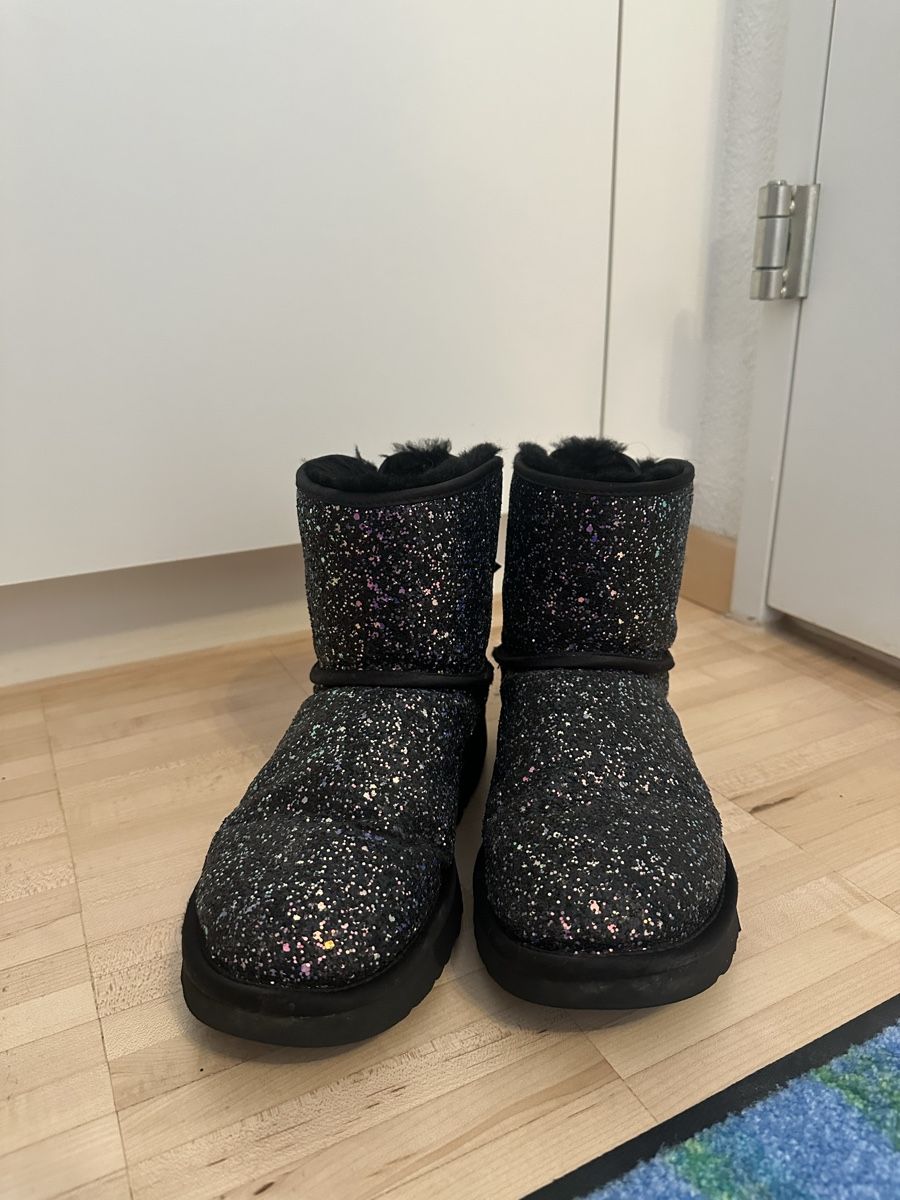 Ugg Scarpe da donna: UGG Stiefel mit Glitzer, Schleife & Lammfell, Gr. 38 – Usato da Luzern venduto da ariazalea