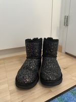 UGG Stiefel mit Glitzer, Schleife & Lammfell, Gr. 38