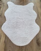 Fellimitat Teppich in Bärenform 