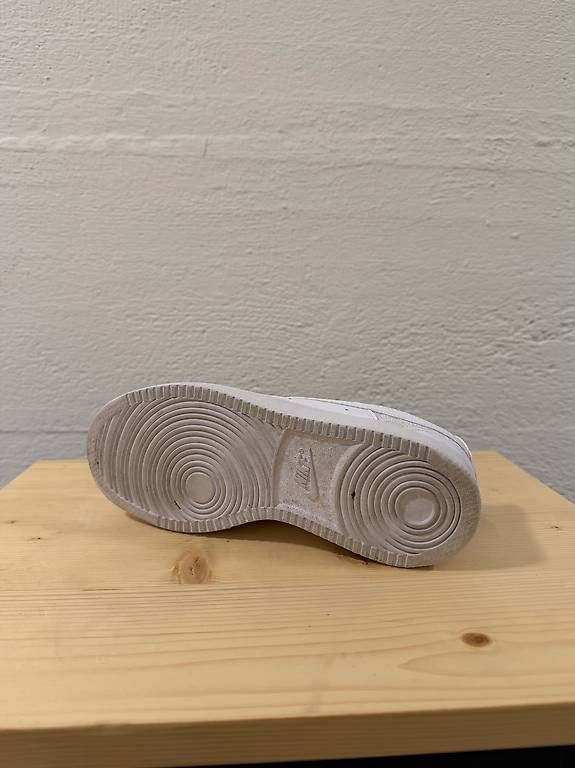 Nike Scarpe da donna: Nike Sneaker weiss/silber Gr. 37.5 – Usato da Altdorf UR venduto da taminavonholzen 3
