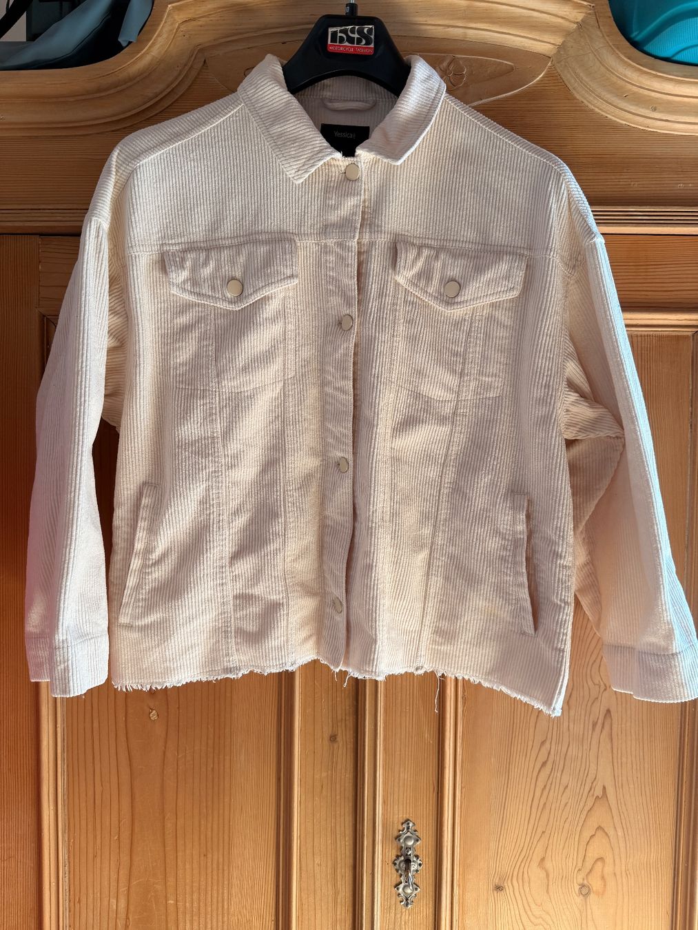 C&A Jacken: Cord Oversize Jacke – Gebraucht aus Mastrils von Laura8sevilla