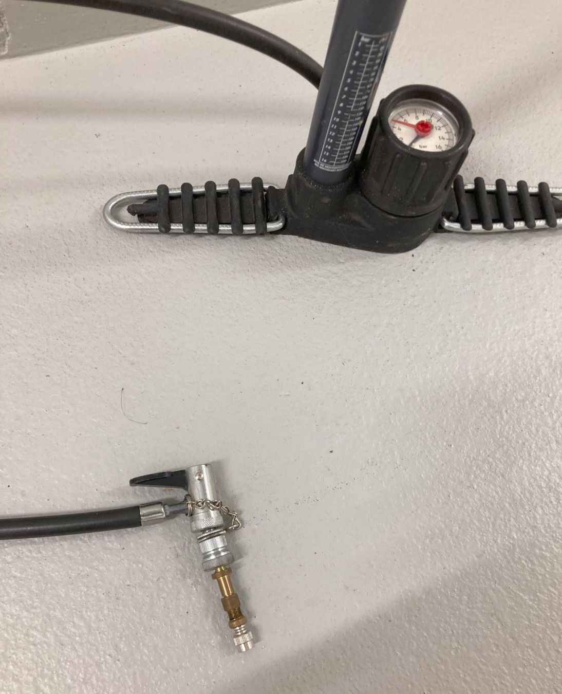 Pompes: Standfuss-Velopumpe mit Manometer – D'occasion à Münchenbuchsee par PET52 1