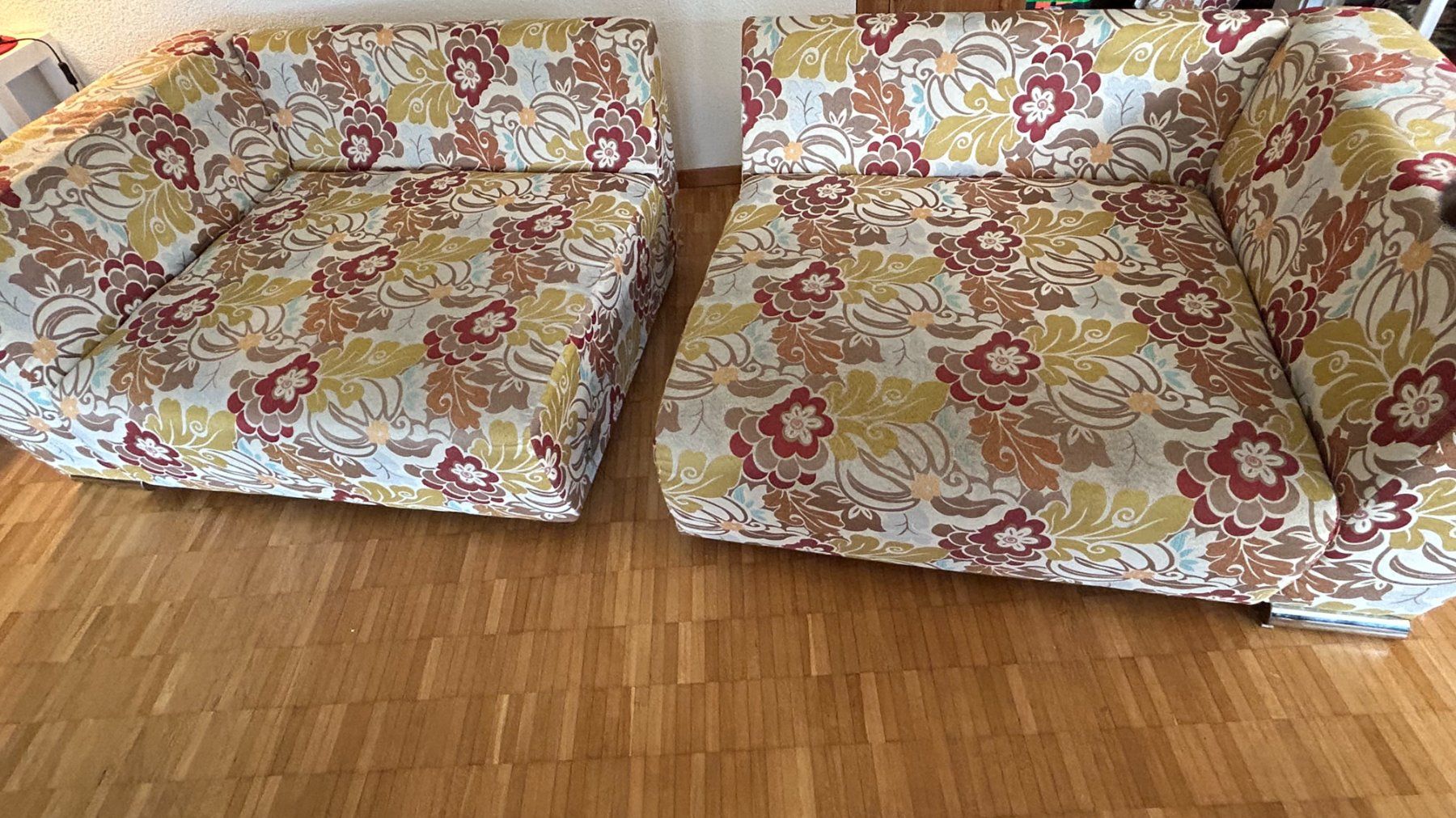 Divani: Sofa mit Hocker und Kissen Blumenmuster – Usato da Obernau venduto da broadwaypop 2