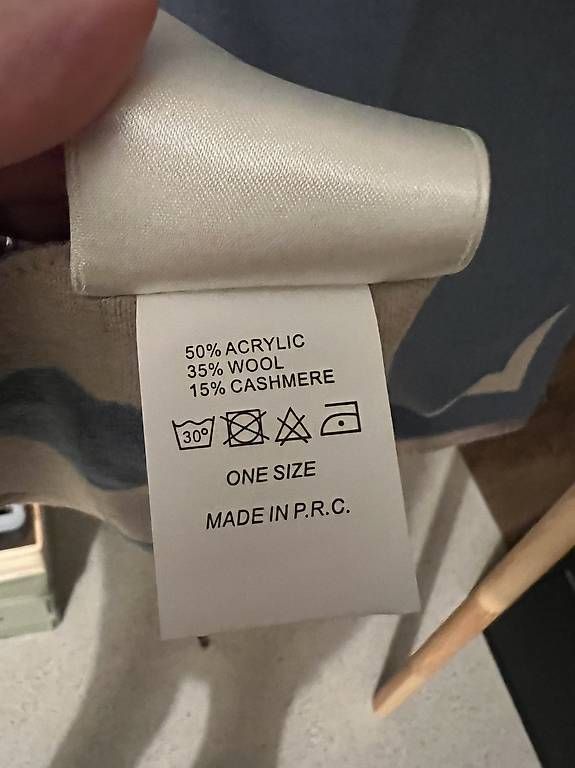 Foulard & Sciarpe: Sciarpa ampia e calda – Nuovo e nell'imballaggio originale da Luzern venduto da mic_99vf 3