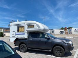 Toyota Hilux Pickup mit Wohnkabine