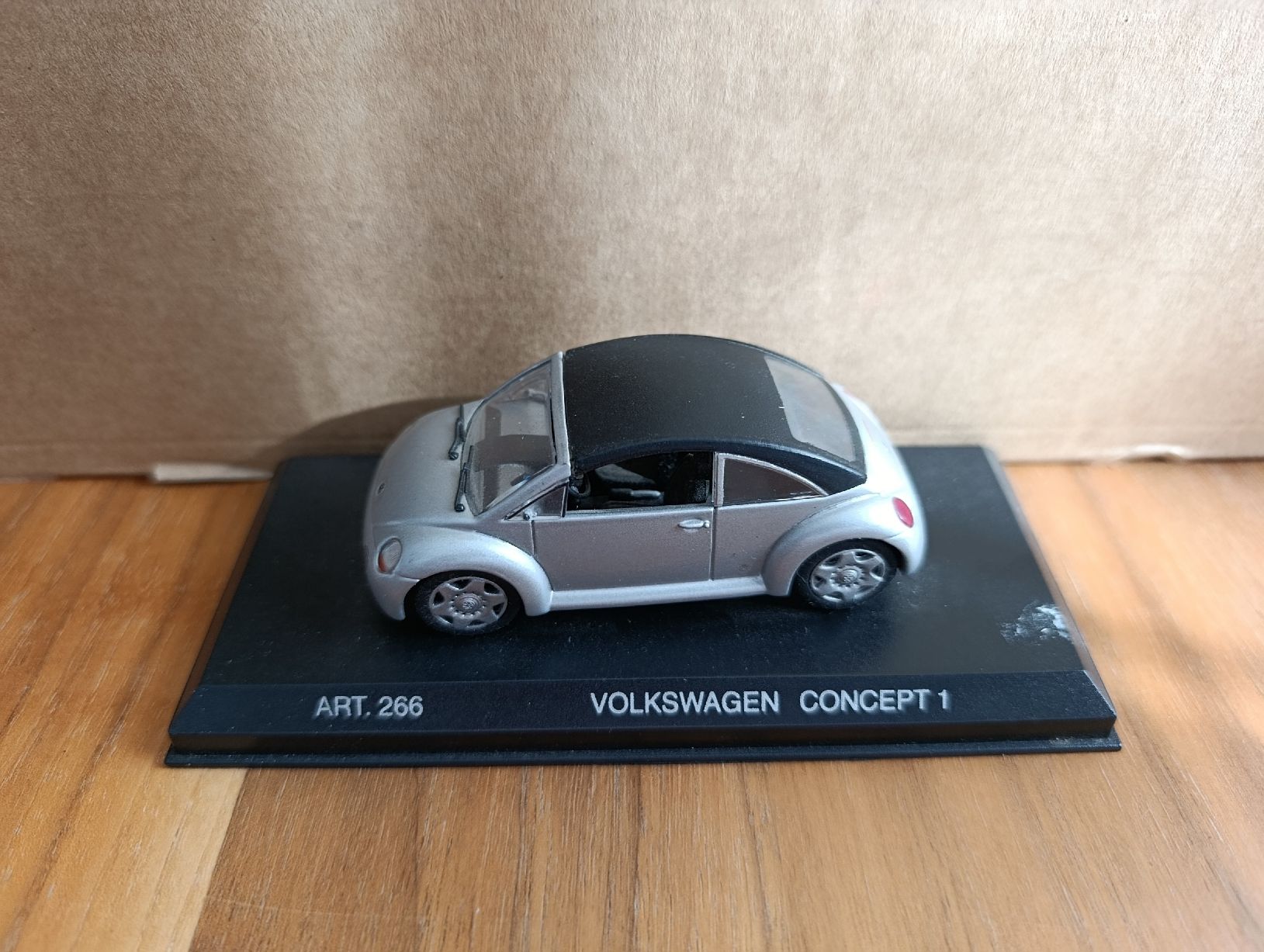 Volkswagen Modellautos: VW New Beetle Concept 1:43 Käfer – Gebraucht aus Untervaz von Pescante 2