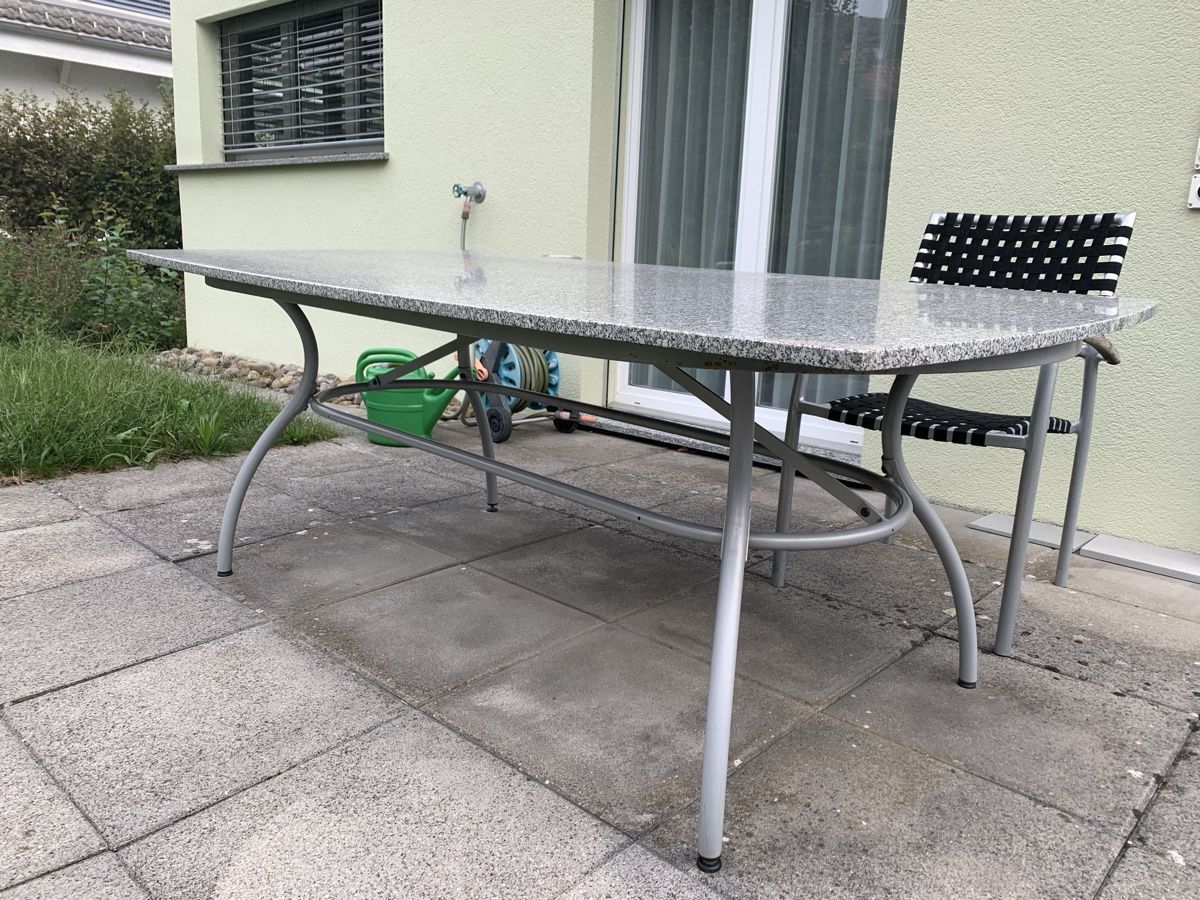 Tische: Gartentisch Granitplatte – Gebraucht aus Herisau von the_2fns