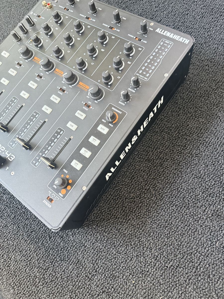 Allen & Heath Console di mixaggio: Xone 43 – Usato da Zürich venduto da lorac.semog 2
