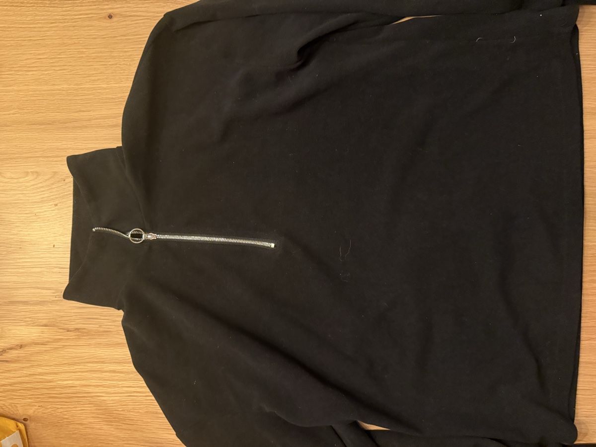 Shein Top: Shein Black Zip-Neck Fleece Pullover Top Size M – Usato da Emmenbrücke venduto da jan_nx7j