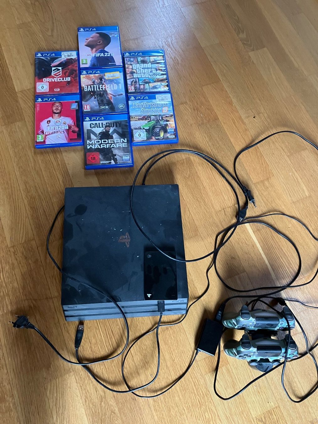 Sony Console: PS4 Pro Set mit Zubehör – Usato da Goldach venduto da jan_ls8b