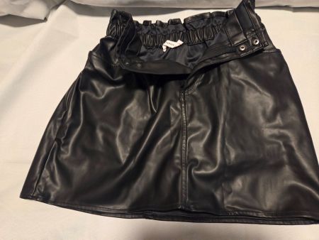 Stylischer Kunstleder-Minirock Schwarz – Gr. L – NEU