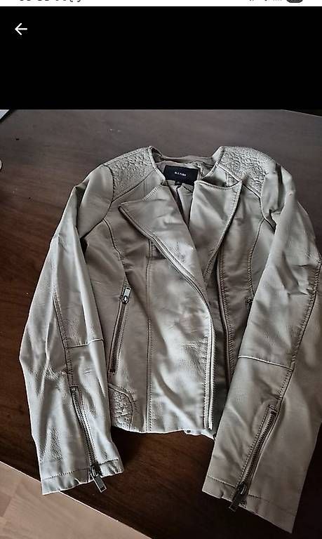 Lotti di vestiti: A vendre pantalon +veste – Usato da Les Rasses venduto da bla_c5x8 2