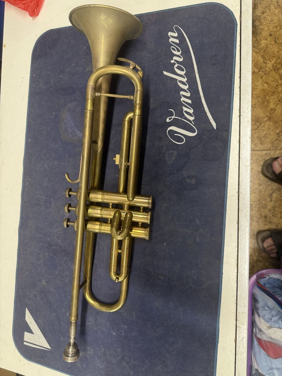 Strumenti musicali: Bb Trompete  – Usato da Burgdorf venduto da kla_r5tf