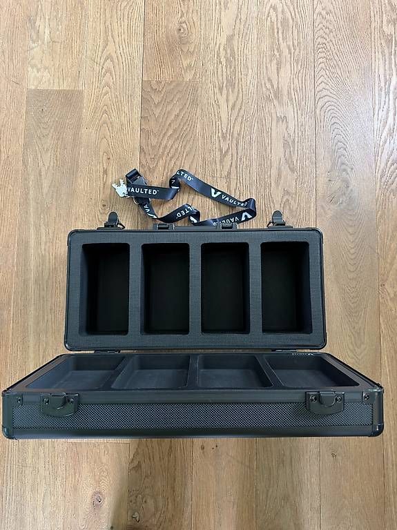 Carte collezionabili: Vaulted Card Case (4-Row) – Nuovo e nell'imballaggio originale da Belp venduto da SUI_Montana 1