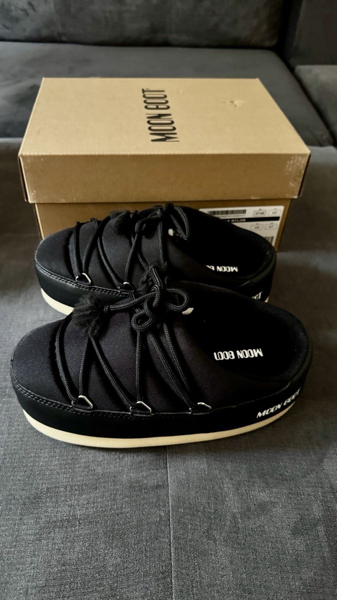 Moon Boot Scarpe da donna: Moon Boot Pantoletten schwarz NEU – Nuovo e nell'imballaggio originale da Immensee venduto da ann_k2rk