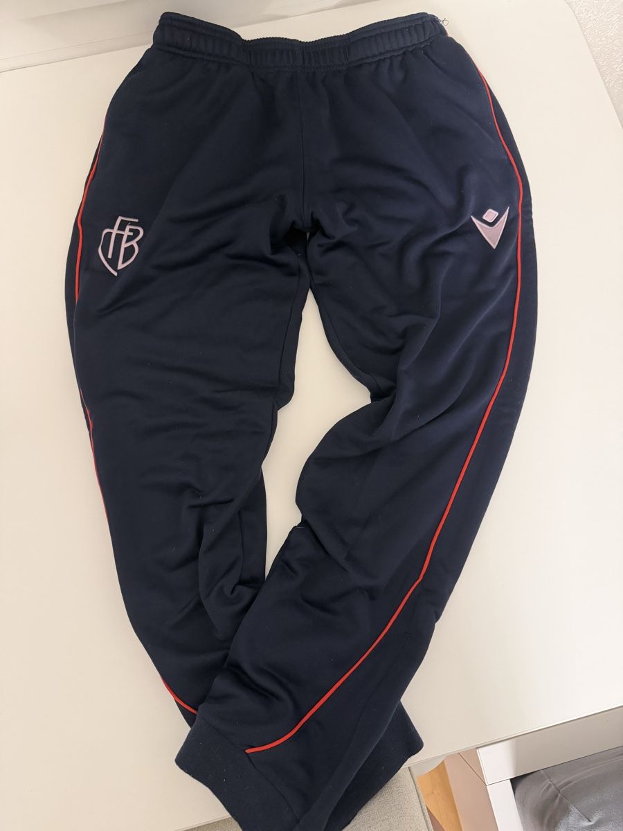 FC Basel Pantaloni: FC Basel Jogginghose – Usato da Mollis venduto da Car1893