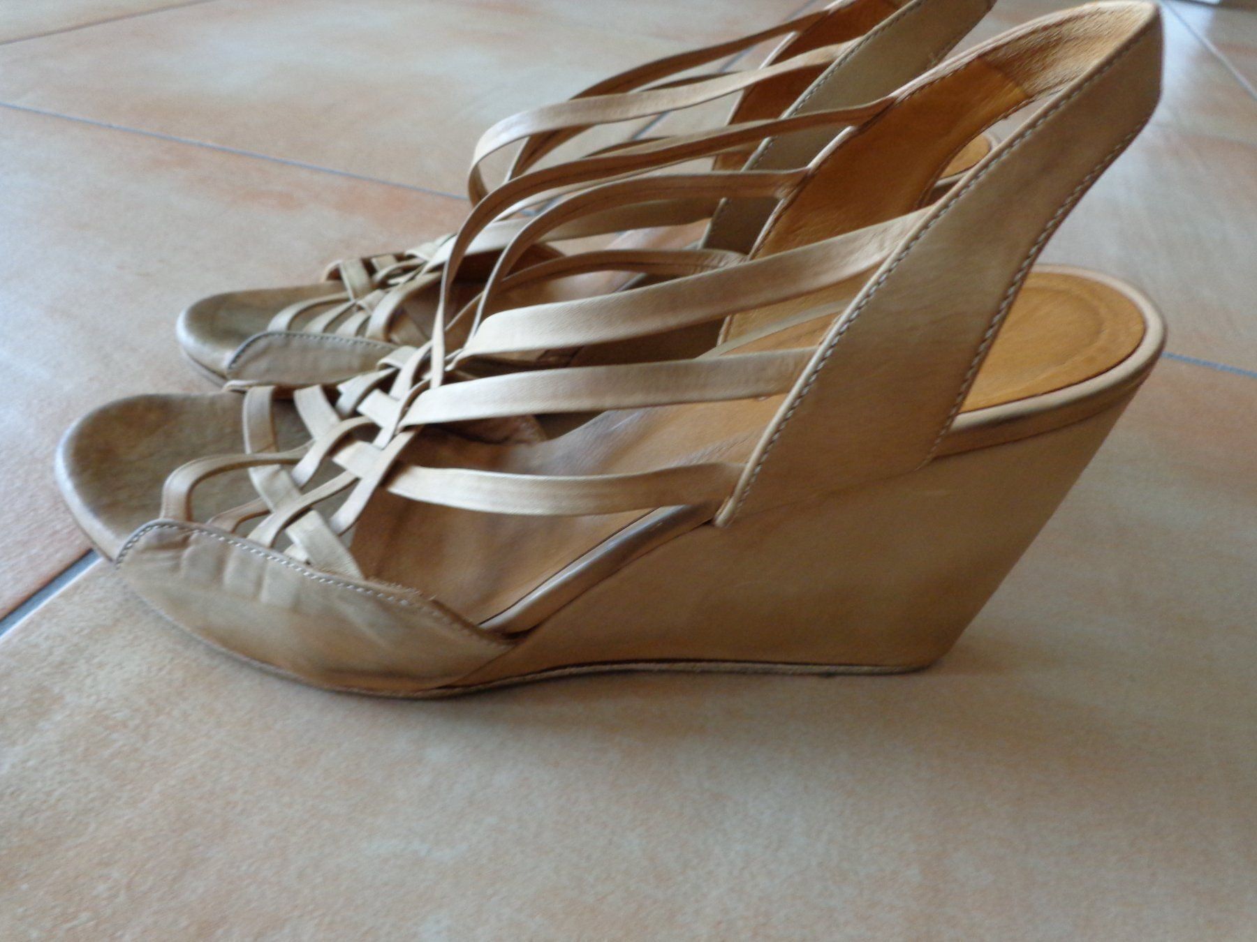 Damenschuhe: Sandales compensés en cuir beige 40 – Gebraucht aus St-Blaise von endora63
