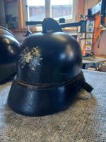 Collection casques pompiers et képi avec livre de cation. 