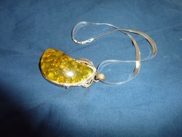 collier avec son pendentif d'ambre en argent pour femme