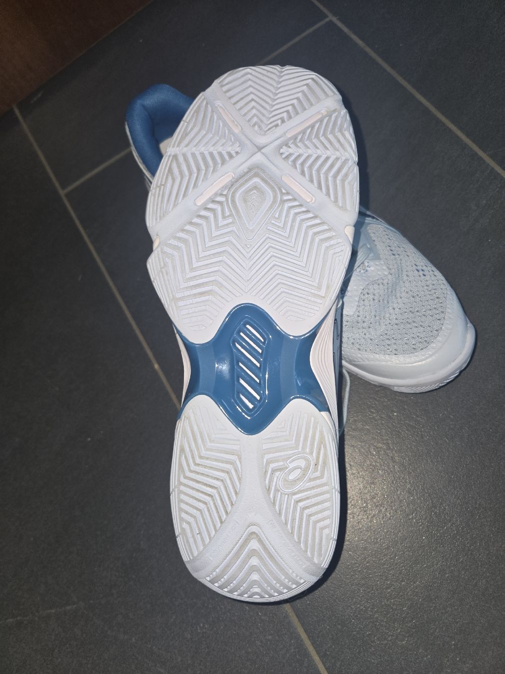 Asics Chaussures femmes: Asics Hallenschuhe Damen hellblau Grösse 41.5 – Neuf (Voir description) à Uttigen par Lami0608